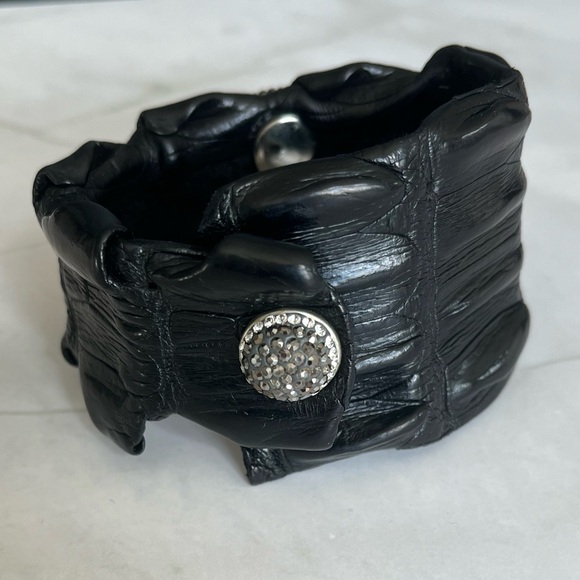 Croc embossed leather cuff with Druzy center piece. - Picture 4 of 7